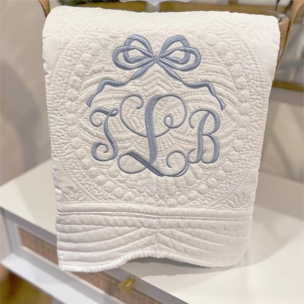 Couverture de bébé brodée personnalisée avec monogramme Coquette Bow, courtepointe en coton, décoration de chambre d'enfant, cadeau de naissance/anniversaire pour bébé