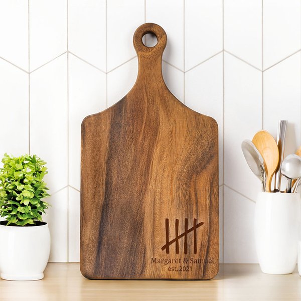 Planche à découper en bois pour charcuterie personnalisée avec les noms et l'année Décoration de cuisine Cadeau d'anniversaire pour épouse mari couple