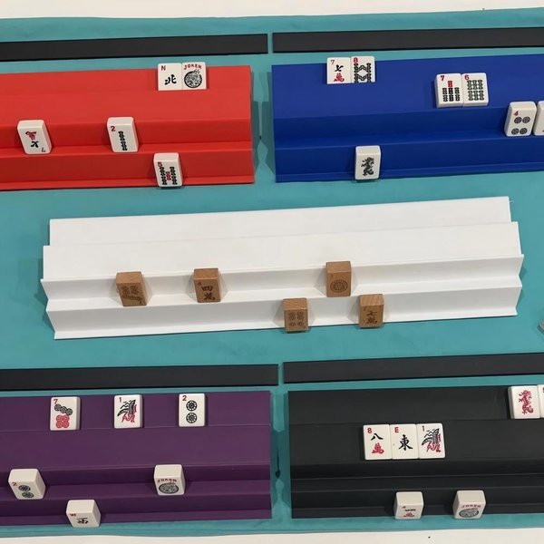 Siamese Mah Jongg Racks® - Jeu à deux mains avec poussoirs noirs ! Comprend 2 supports et 2 poussoirs.