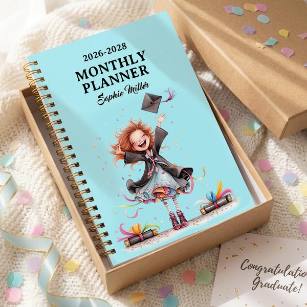 Personalisierte Cartoon Graduate Girl 2026-2028 Planer Spiral A5 Notebook mit Jahr und Name Geburtstag Geschenk für Absolventen